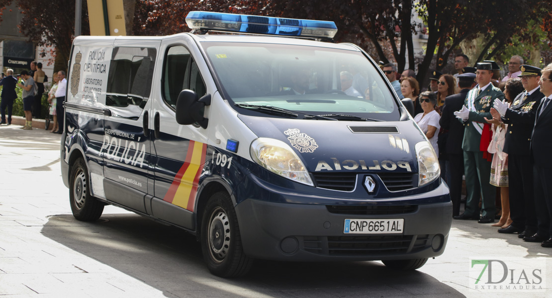 Imágenes del desfile de medios de la Policía Nacional en Badajoz