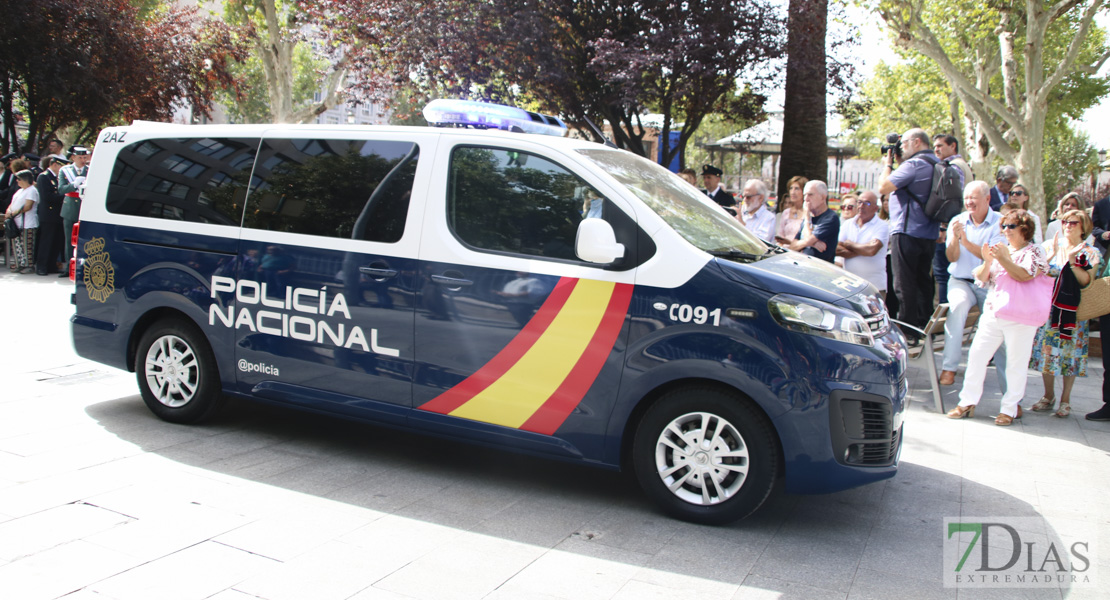 Imágenes del desfile de medios de la Policía Nacional en Badajoz