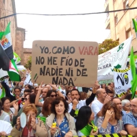 Gran manifestación frente a la Asamblea de Extremadura: &quot;Vara, Vara, Vara, que tienes mucha cara&quot;