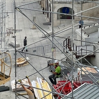 Comienzan a construir el rocódromo de la Copa de España de Escalada en la Plaza Mayor de Cáceres