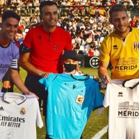 A subasta las camisetas de Mérida y Real Madrid Castilla por una buena causa