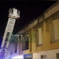 Bomberos de Badajoz rescatan a una mujer por la fachada de una vivienda
