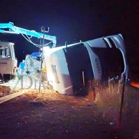Retiran un camión de gran tonelaje tras un accidente en la carretera de Valverde