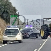 Colisión entre un turismo y un tractor entre Villar del Rey y Alburquerque