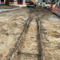 Piden proteger el adoquinado alrededor de las vías del tranvía descubiertas en Badajoz