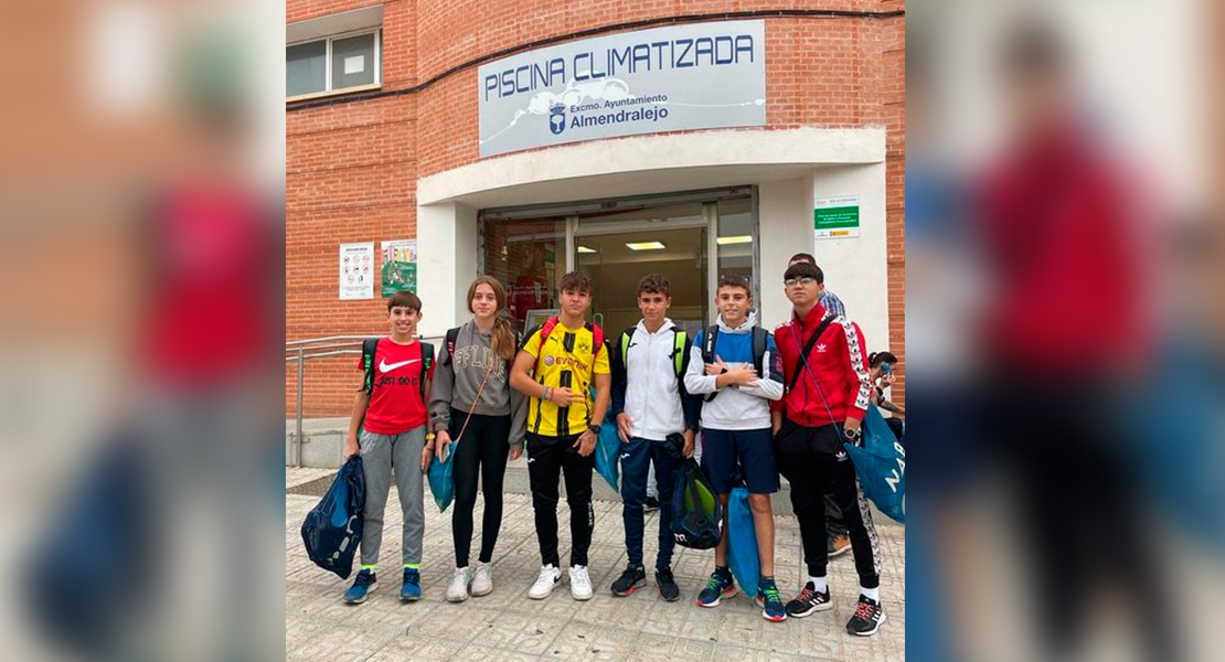 El Ayto. de Villafranca de los Barros no abre la piscina y los triatletas tienen que viajar para entrenar