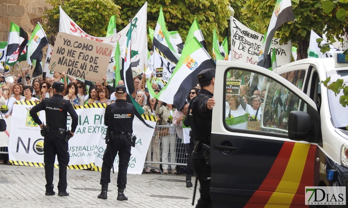 Las manifestaciones no cesarán hasta que no se paralice el macrovertedero en Salvatierra