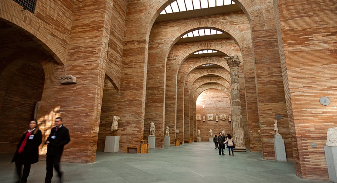 El PP pregunta por la gestión y costes del acto de Yolanda Díaz en el Museo Nacional de Arte Romano de Mérida