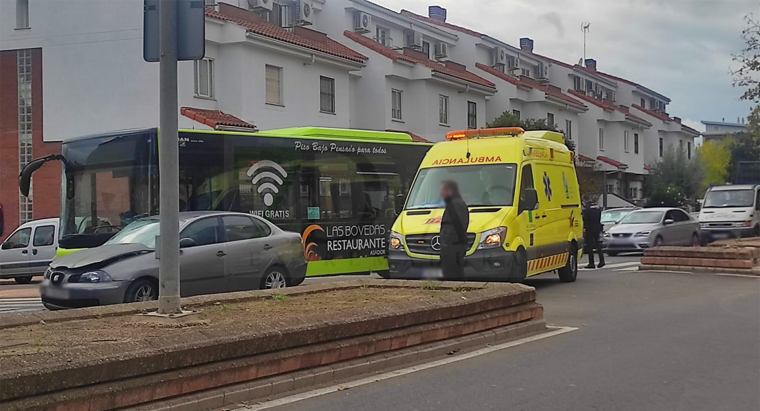 Una colisión entre un turismo y un autobús deja un herido en Badajoz