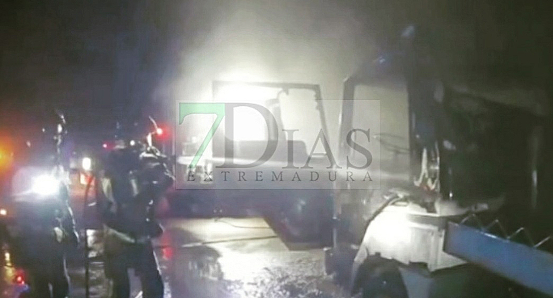 Sale ardiendo un vehículo en la carretera de Valverde (BA)