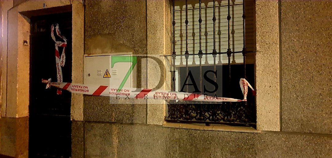 Bomberos de Badajoz trabajan en un derrumbe en una vivienda de San Roque (BA)