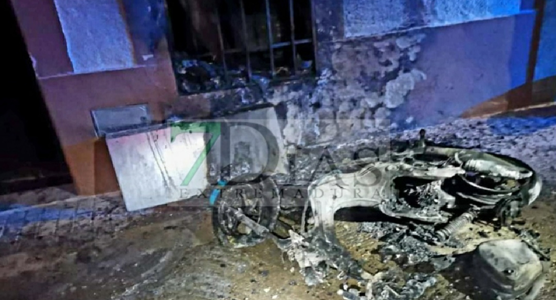 Las llamas alcanzan una vivienda por un incendio en plena calle en Zahínos (BA)