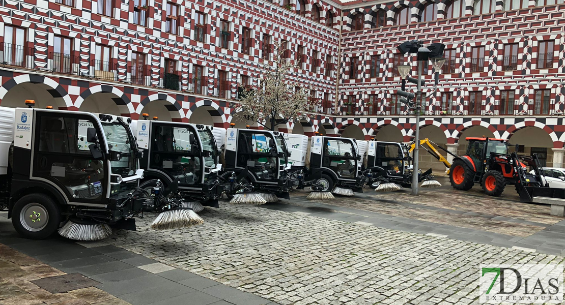 Badajoz cuenta con 5 nueva barredoras y un tractor para su servicio de limpieza