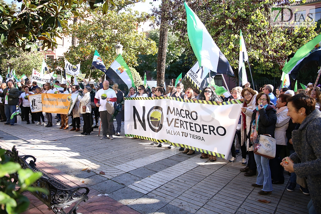 Cientos de personas gritan &quot;NO&quot; al macrovertedero de Salvatierra en Badajoz