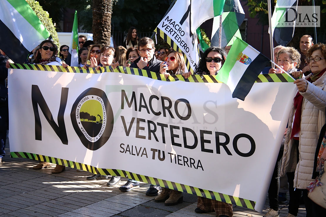 Cientos de personas gritan &quot;NO&quot; al macrovertedero de Salvatierra en Badajoz