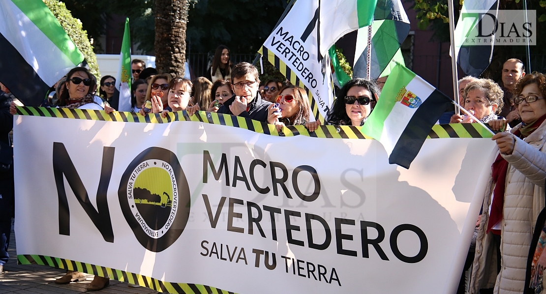 La Junta ya estudia un recurso presentado por la promotora del Macrovertedero de Salvatierra