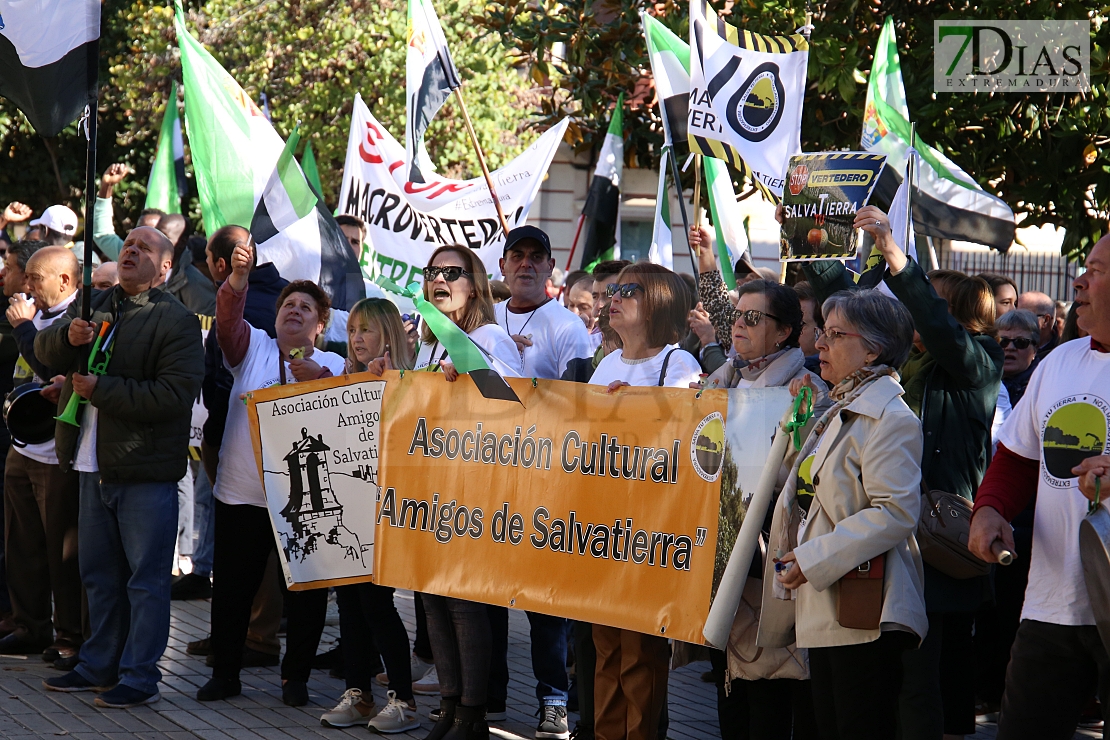 Cientos de personas gritan &quot;NO&quot; al macrovertedero de Salvatierra en Badajoz