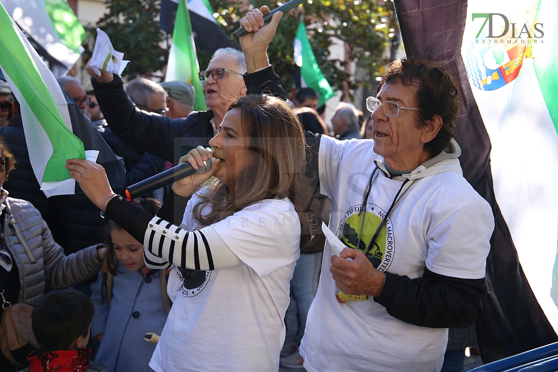 Cientos de personas gritan &quot;NO&quot; al macrovertedero de Salvatierra en Badajoz