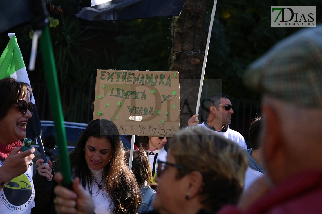 Cientos de personas gritan &quot;NO&quot; al macrovertedero de Salvatierra en Badajoz