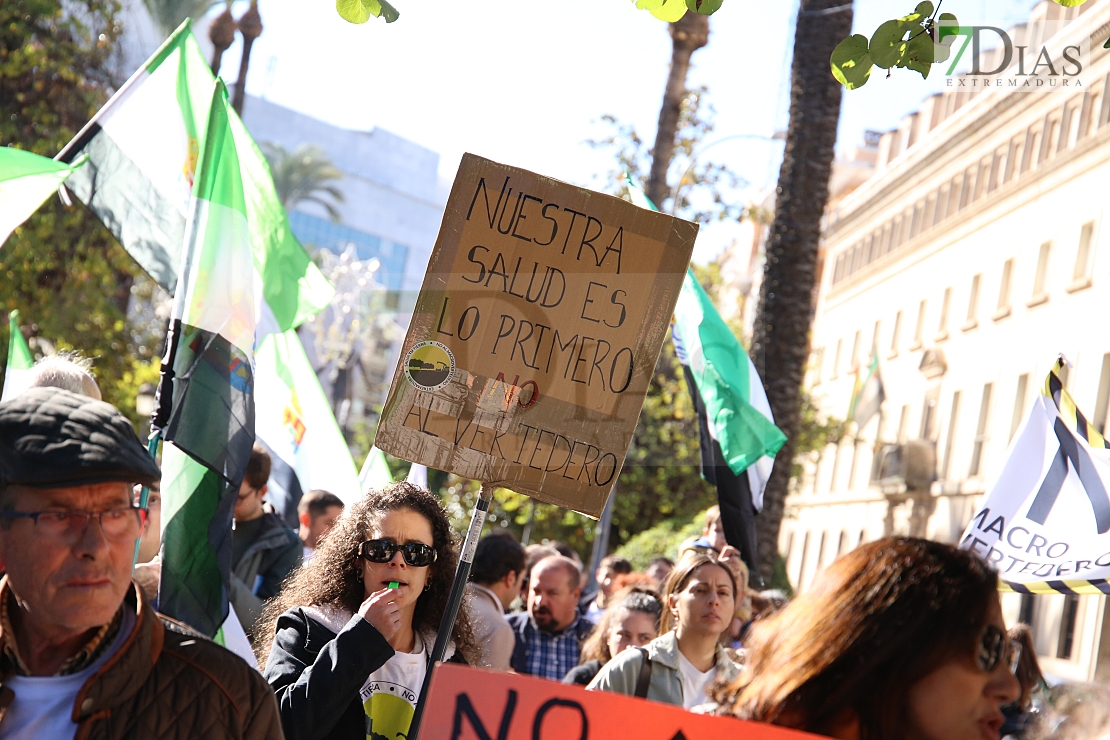 Cientos de personas gritan &quot;NO&quot; al macrovertedero de Salvatierra en Badajoz