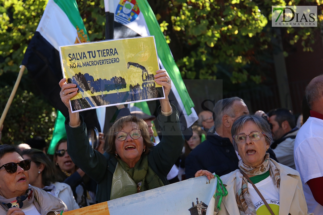 Cientos de personas gritan &quot;NO&quot; al macrovertedero de Salvatierra en Badajoz