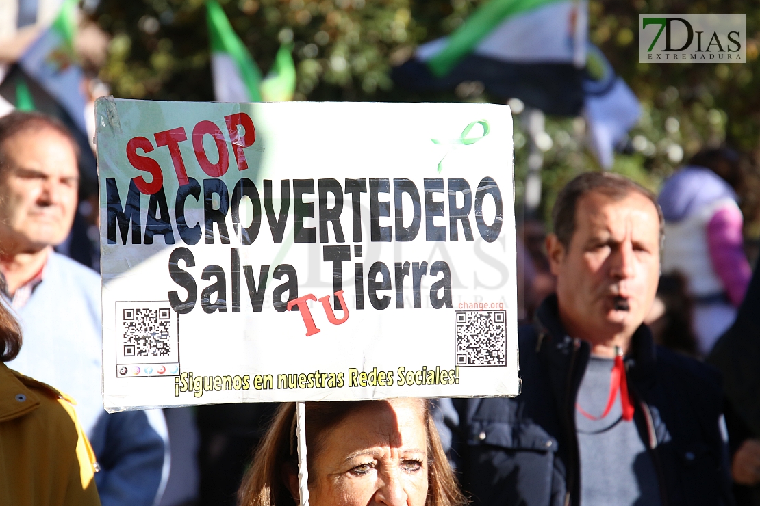 Cientos de personas gritan &quot;NO&quot; al macrovertedero de Salvatierra en Badajoz