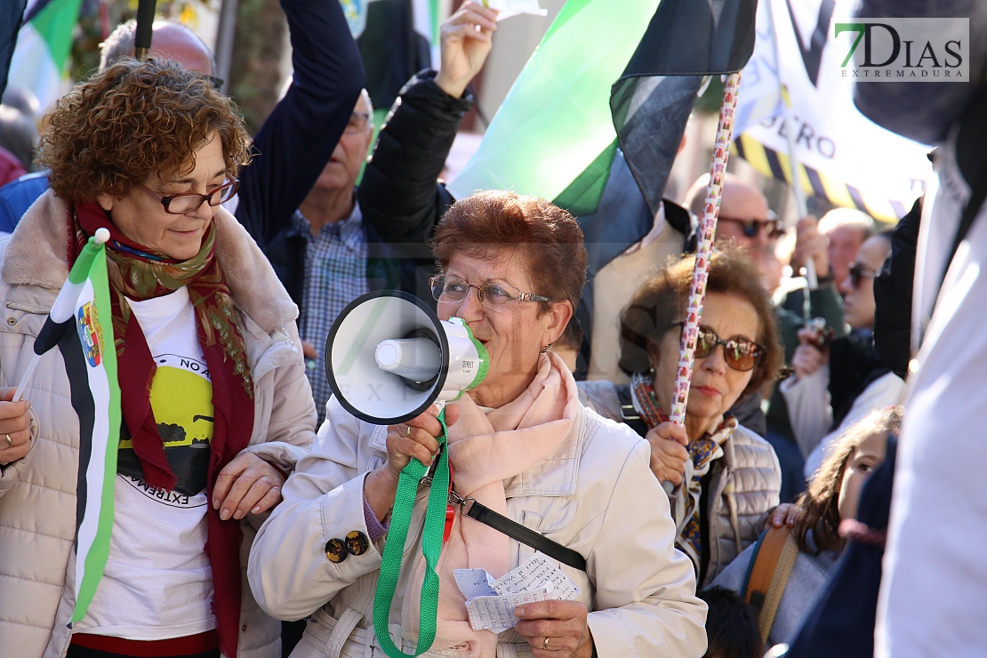 Cientos de personas gritan &quot;NO&quot; al macrovertedero de Salvatierra en Badajoz