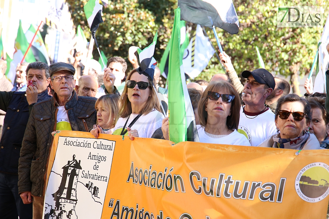 Cientos de personas gritan &quot;NO&quot; al macrovertedero de Salvatierra en Badajoz
