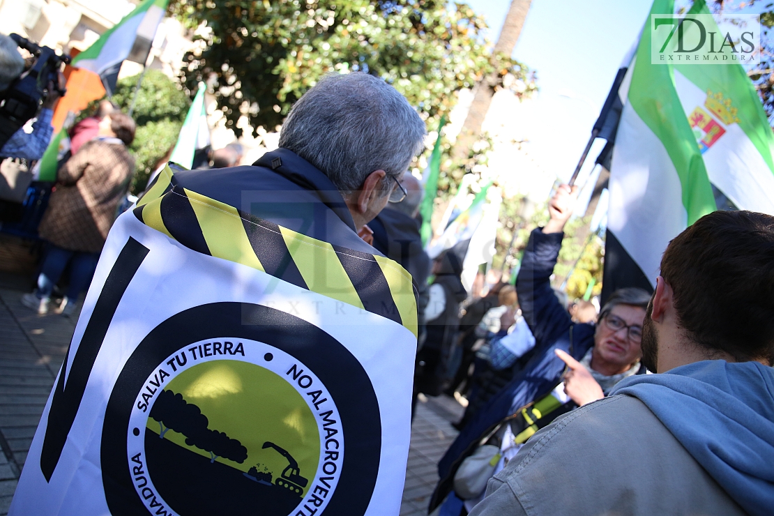 Cientos de personas gritan &quot;NO&quot; al macrovertedero de Salvatierra en Badajoz