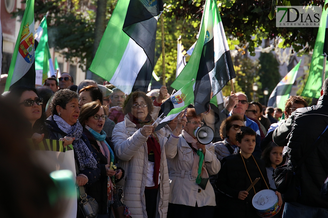 Cientos de personas gritan &quot;NO&quot; al macrovertedero de Salvatierra en Badajoz