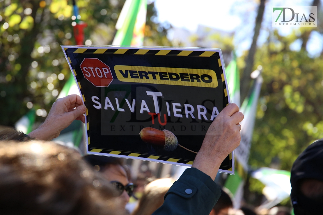 Cientos de personas gritan &quot;NO&quot; al macrovertedero de Salvatierra en Badajoz