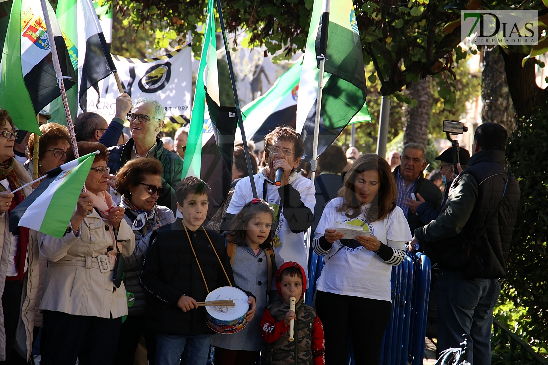 Cientos de personas gritan &quot;NO&quot; al macrovertedero de Salvatierra en Badajoz