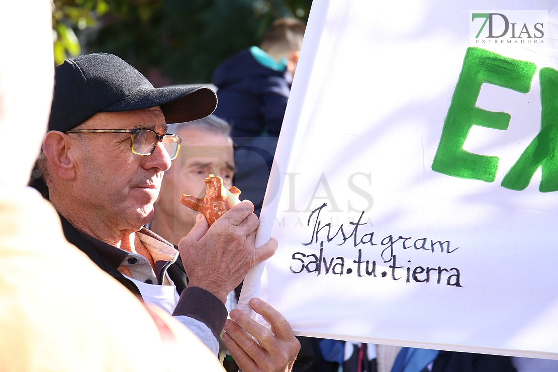 Cientos de personas gritan &quot;NO&quot; al macrovertedero de Salvatierra en Badajoz