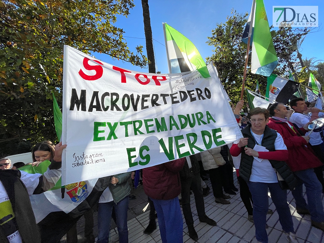 Cientos de personas gritan &quot;NO&quot; al macrovertedero de Salvatierra en Badajoz