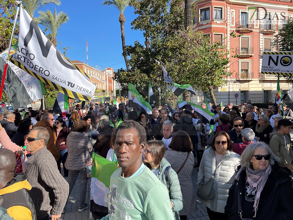 Cientos de personas gritan &quot;NO&quot; al macrovertedero de Salvatierra en Badajoz