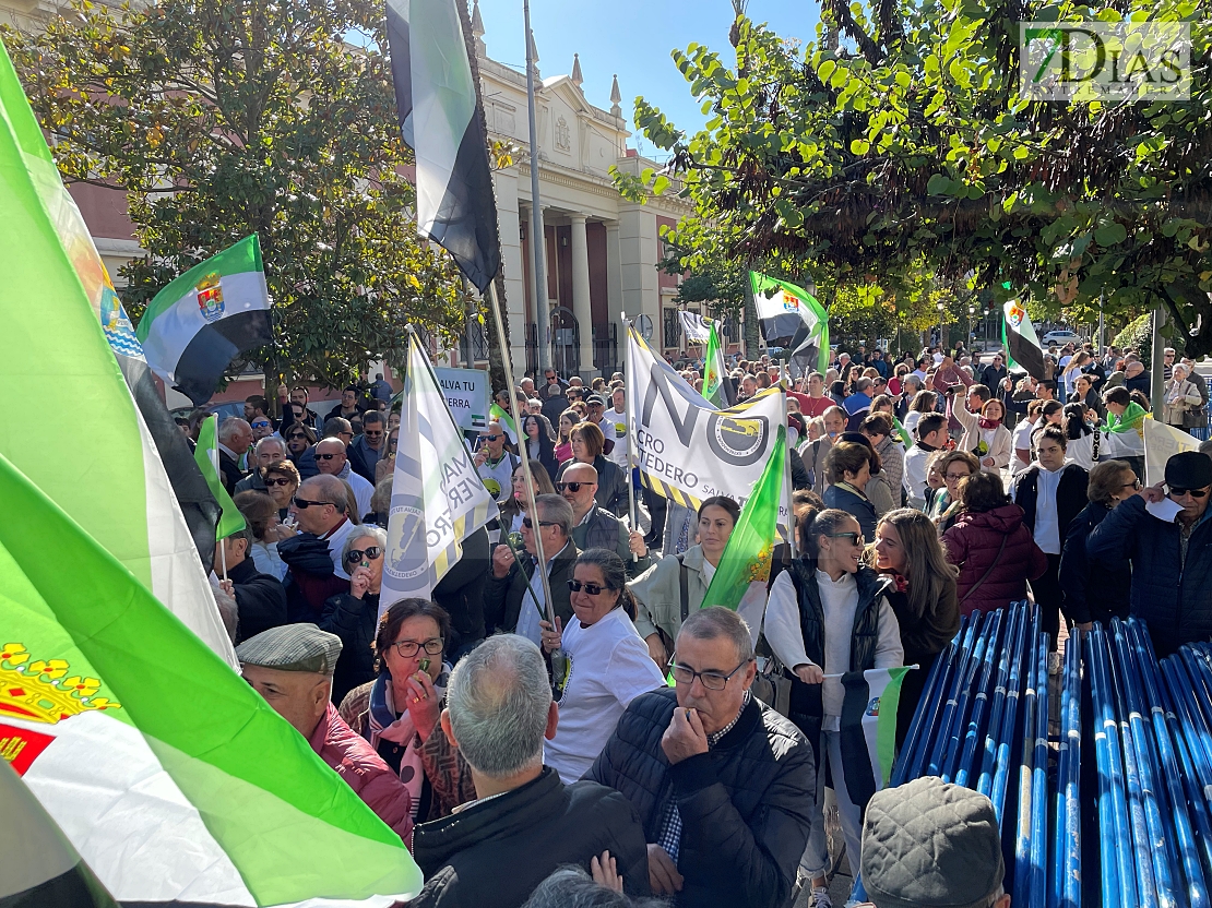 Cientos de personas gritan &quot;NO&quot; al macrovertedero de Salvatierra en Badajoz