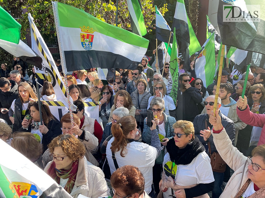 Cientos de personas gritan &quot;NO&quot; al macrovertedero de Salvatierra en Badajoz