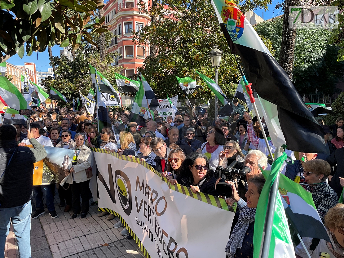 Cientos de personas gritan &quot;NO&quot; al macrovertedero de Salvatierra en Badajoz