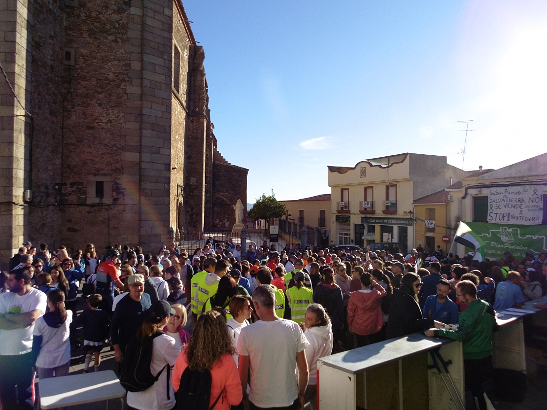 Más de 500 personas recorren los terrenos donde iría el macrovertedero de Salvatierra