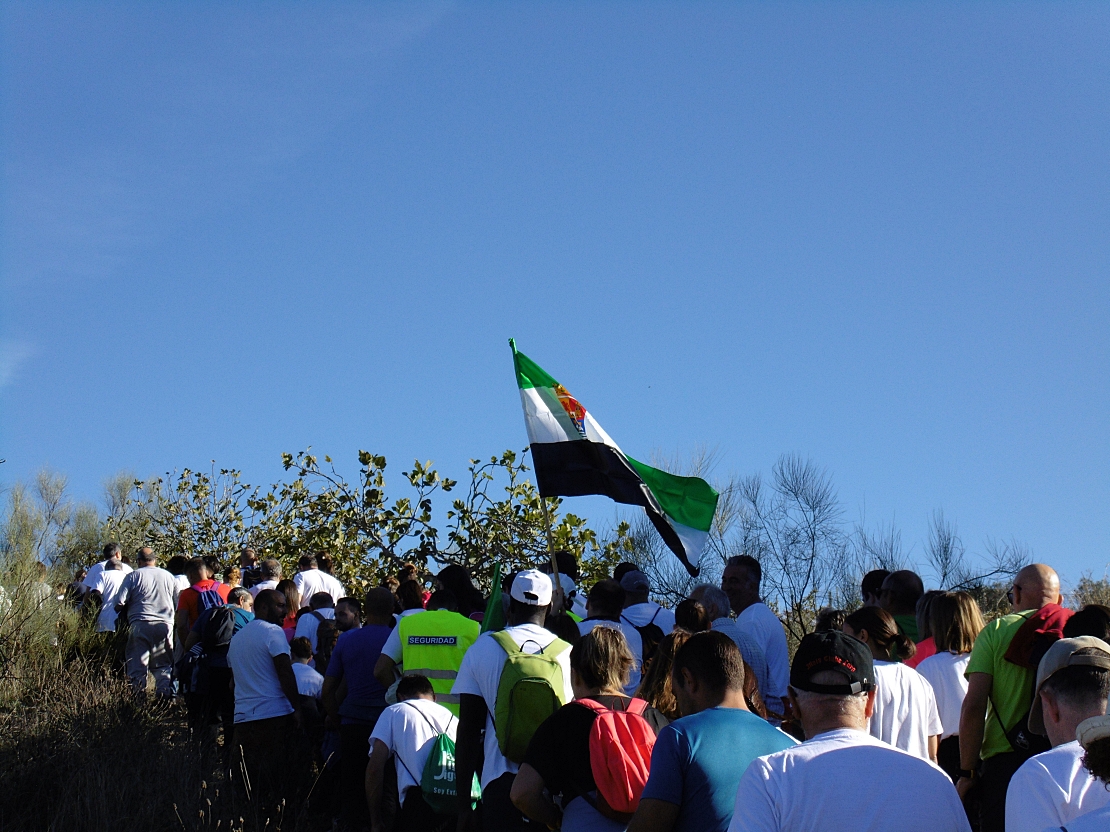 Más de 500 personas recorren los terrenos donde iría el macrovertedero de Salvatierra