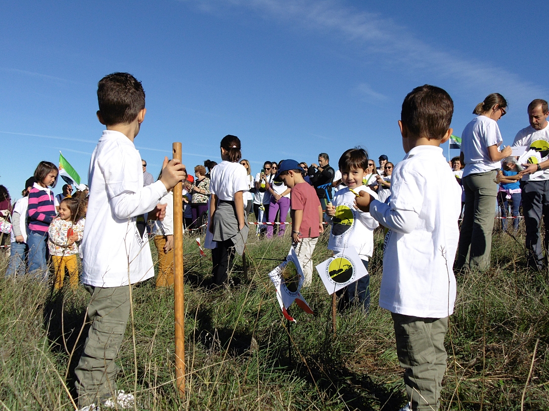 Más de 500 personas recorren los terrenos donde iría el macrovertedero de Salvatierra