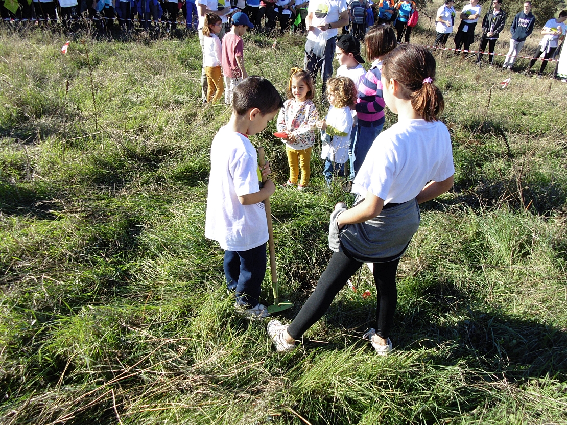 Más de 500 personas recorren los terrenos donde iría el macrovertedero de Salvatierra