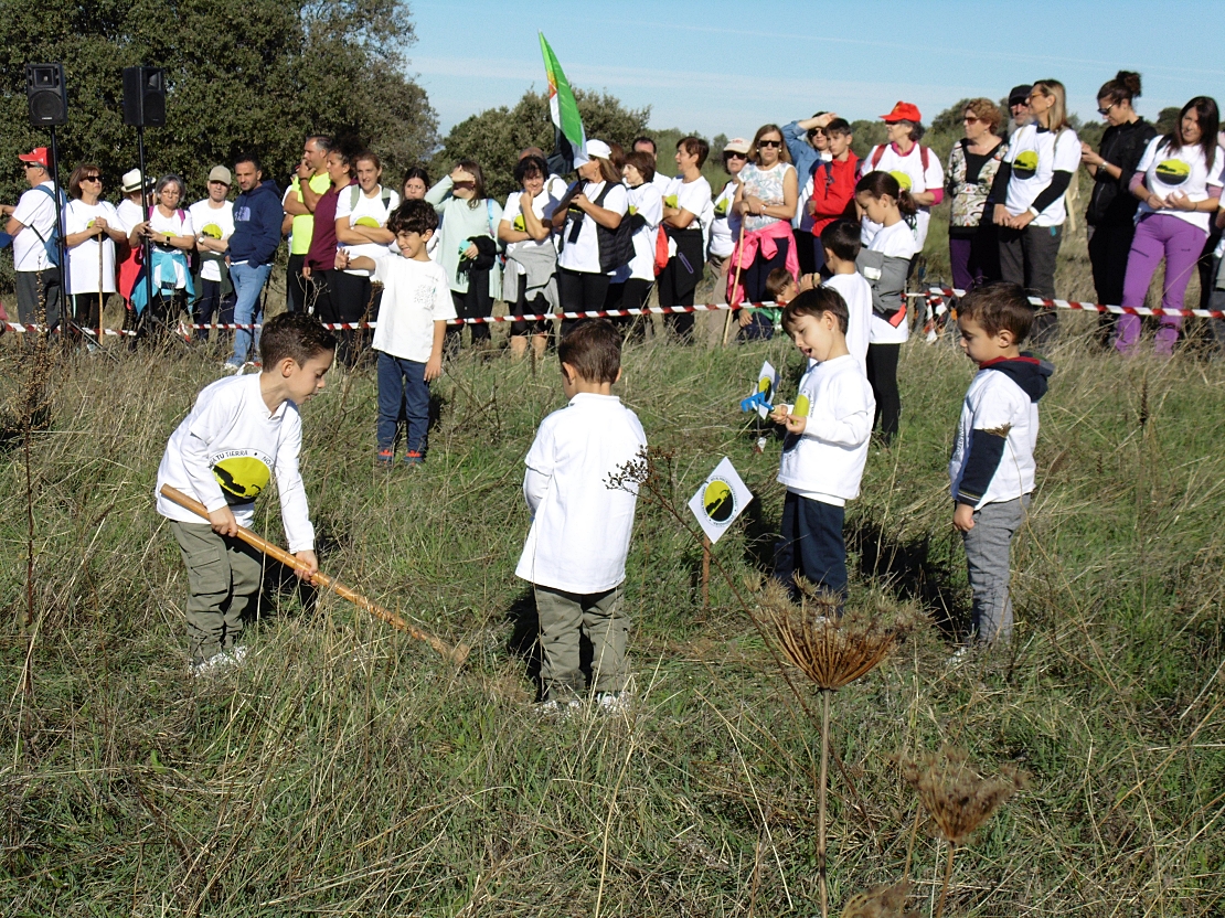 Más de 500 personas recorren los terrenos donde iría el macrovertedero de Salvatierra