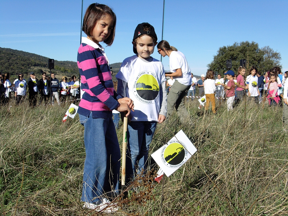 Más de 500 personas recorren los terrenos donde iría el macrovertedero de Salvatierra