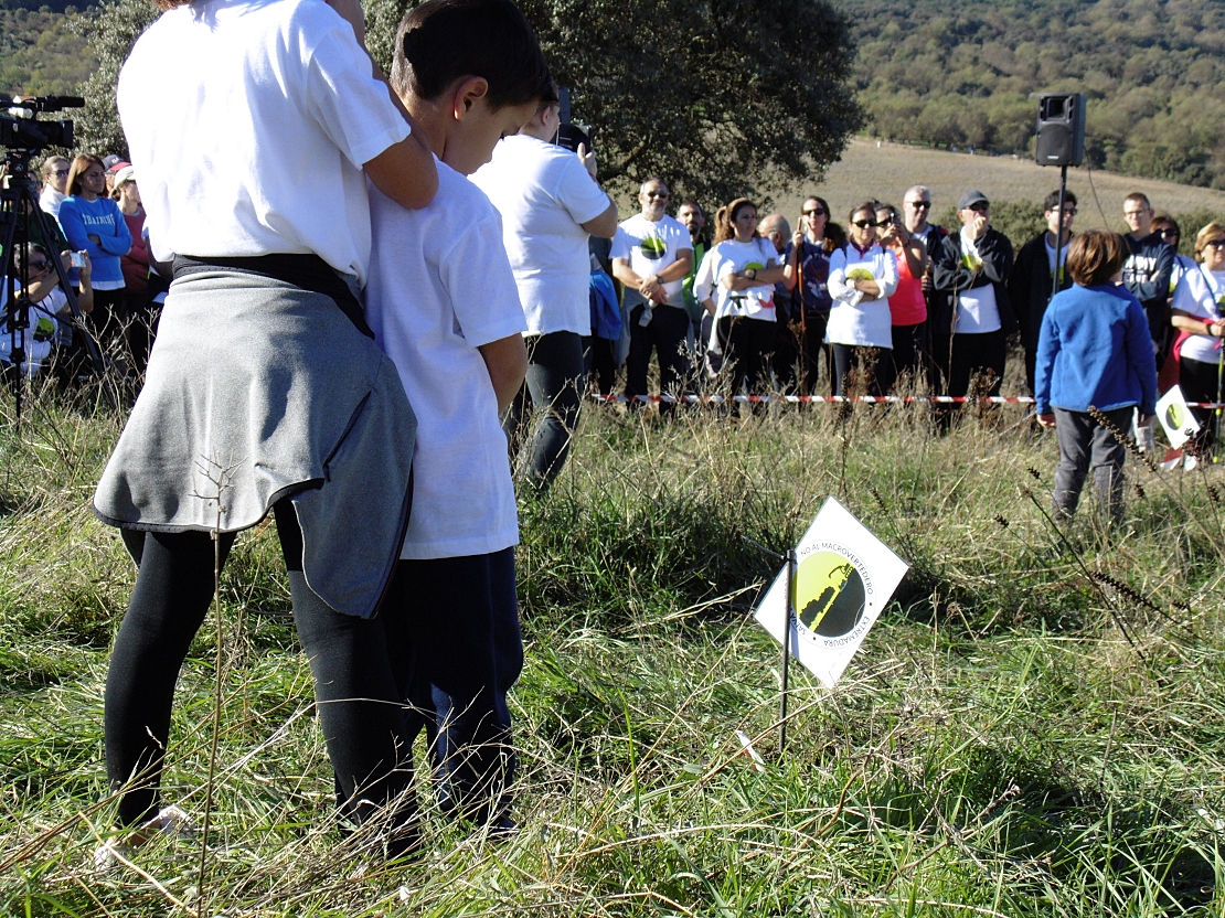 Más de 500 personas recorren los terrenos donde iría el macrovertedero de Salvatierra