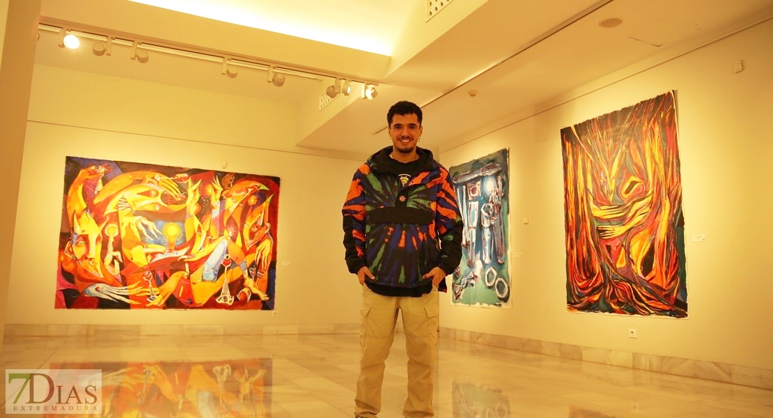El pintor pacense Adrián Rolo muestra su arte en la ciudad