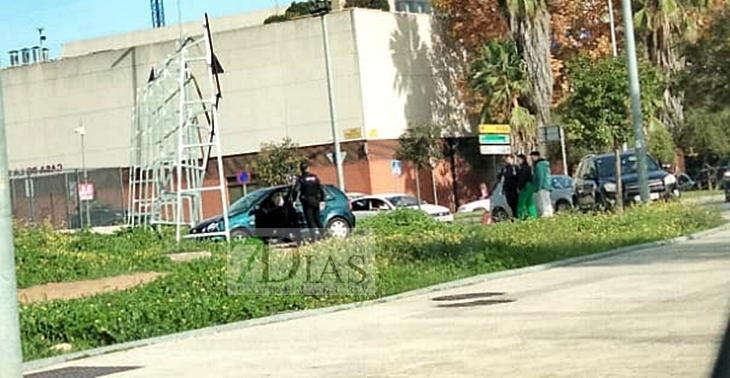 Un turismo acaba empotrado en un cartel publicitario de la Avenida de Elvas (Badajoz)