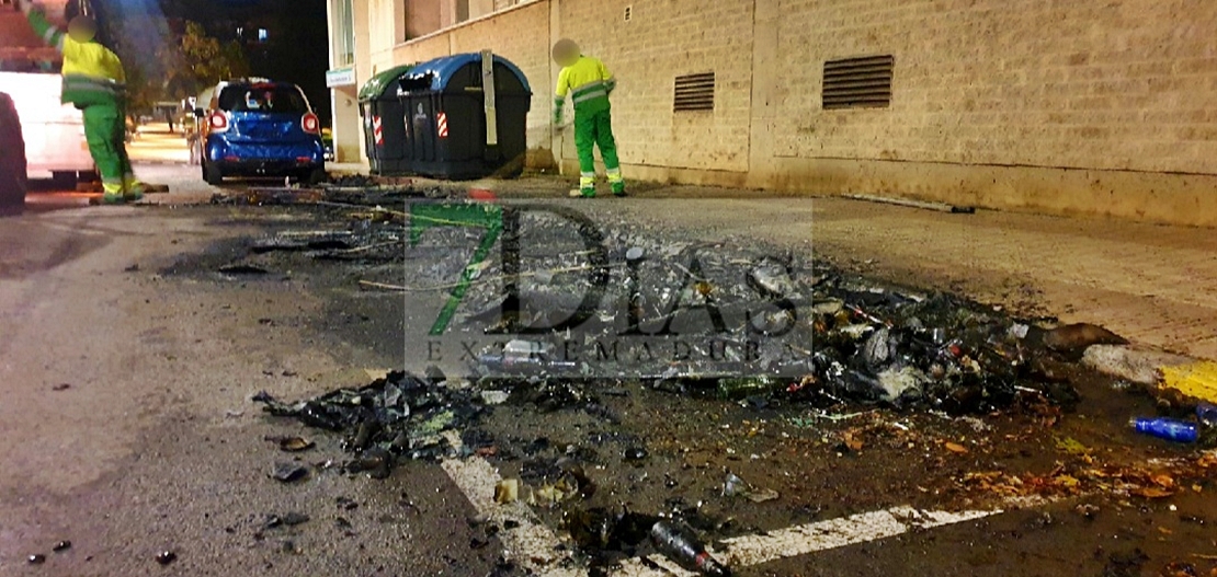 Un incendio afecta al centro de Salud de San Fernando y a varios vehículos esta madrugada