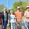 Un experto imparte un taller práctico en los huertos urbanos de Suerte de Saavedra en Badajoz