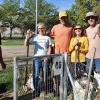 Un experto imparte un taller práctico en los huertos urbanos de Suerte de Saavedra en Badajoz